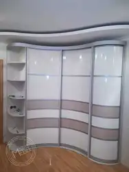 Yotoqxonadagi radiusli shkaflarning fotosurati