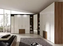 Kiyim fotosurati uchun yashash xonasida shkaflar