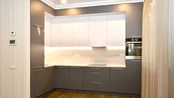 Küncdəki divarda bir niş ilə mətbəx dizaynı