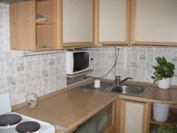 Дизайн кухни с нишей в стене в углу