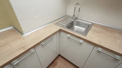 Плинтус для столешницы на кухне фото в интерьере