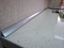 Oshxonaning ichki qismidagi fotosuratda stol usti uchun plinth