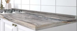 Plinth барои countertop дар акс ошхона дар дохили