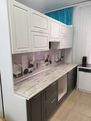 Mətbəx interyerində biscay şam tezgahı fotoşəkili