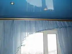 Аспалы төбенің фотосуреті бар ас үйдегі перделер