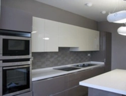 Ошхона бо countertop хокистарӣ ва пешдоман дар акс дохилӣ