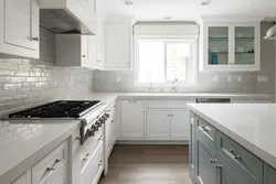 Ошхона бо countertop хокистарӣ ва пешдоман дар акс дохилӣ