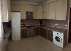 Paltaryuyan maşın fotoşəkili olan kiçik bir mətbəx üçün mətbəx dəstləri
