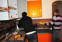 Installing an apron in the kitchen photo