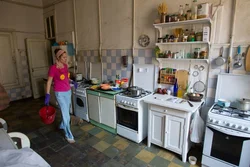 Коммуналдық пәтердегі ас үй фотосуреті