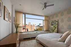 Bir mənzildə panoramik pəncərələri olan yataq otağı dizaynı