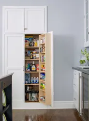 Узкие шкафы в интерьере кухни
