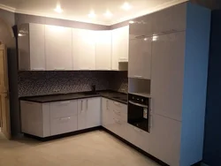 Кухні дызайн кутнія фота з пеналам