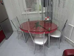 Dumaloq shisha stolli oshxona fotosurati