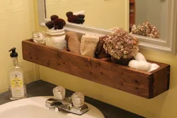 Ағаш сөрелері бар ванна бөлмелері фотосуреті