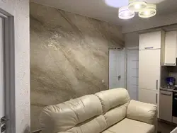 Qonaq otağının daxili hissəsində ağ gips