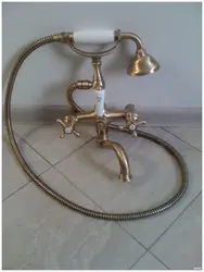 Banyonun daxili hissəsində bronz kranlar