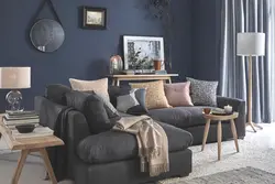 Boz divar kağızı fotoşəkili ilə qonaq otağında divanın rəngi
