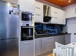 Quraşdırılmış mikrodalğalı soba ilə müasir mətbəxlərin fotoşəkilləri