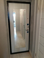 Güzgü fotoşəkili ilə ön qapı ilə koridor
