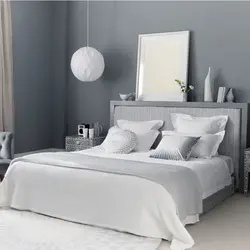 Ağ mebel ilə yataq otağı divar dizaynı