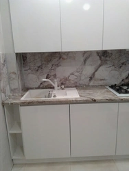 Mətbəx interyerində alberica masa üstü skif