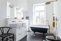 Hammom Fotosuratida Oq Sanitariya-Tesisat
