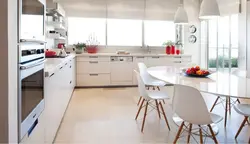 Oval masa ilə mətbəx dizaynı