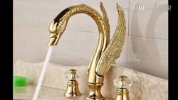 Ванна бөлмесінің интерьеріндегі алтын крандар