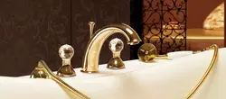 Кранҳои Тиллоӣ Дар Дохили Ҳаммом