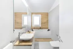 Taxta ilə ağ vanna otağı daxili