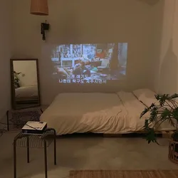 Proyektor dizayni bilan yotoq xonasi