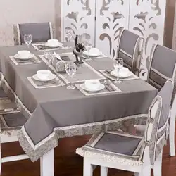 Yashash xonasining ichki qismidagi zamonaviy stol choyshablari