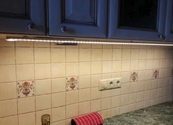 Mətbəx fotoşəkilindəki divardakı rozetkalar