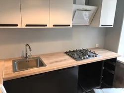 Mətbəx interyerində yüngül palıd tezgahı