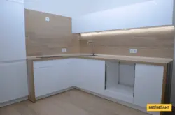 Столешница светлый дуб в интерьере кухни