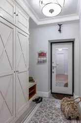 Дизайн прихожей с белыми дверями