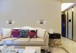 Sconce дар болои диван дар меҳмонхона дар дохили
