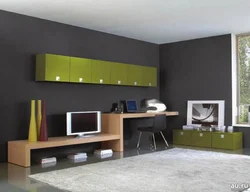 Stol fotosurati bilan yashash xonasi devori
