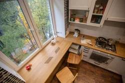 Тирезаи тиреза ҳамчун countertop дар акс дар ошхона дар Хрущев