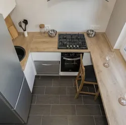 Тирезаи тиреза ҳамчун countertop дар акс дар ошхона дар Хрущев
