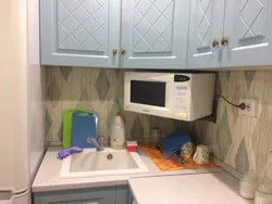 Шағын ас үй фотосуретінде микротолқынды пешті қайда қою керек