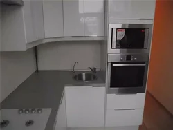 Фото кухни со встроенной духовкой и микроволновкой