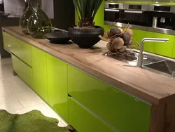 Mətbəx fotoşəkilində tünd yaşıl tezgah