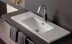 Stol usti o'rnatilgan hammom lavabo fotosurati