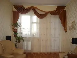 Derazalardagi fotosuratda lambrequinsiz yashash xonasi uchun zamonaviy pardalar