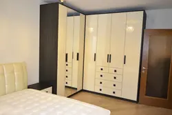 Yataq otağı fotoşəkili üçün menteşəli qarderoblar fotoşəkili