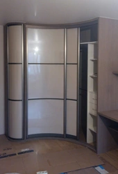Өлшемдері бар жатын бөлмесіндегі бұрыштық гардеробтың фотосы