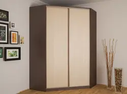 Yotoqxonadagi burchakli shkafning o'lchamlari bilan fotosurati