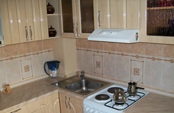Oshxona fotosuratida bir-birining yonida lavabo va pechka